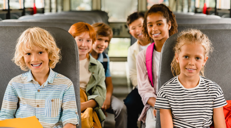 Kinder in einem Schulbus