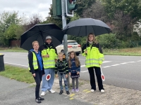 Sicherheit auf dem Schulweg - Warnwesten und Regenschirme für die Grundschule Samtgemeinde Rehden